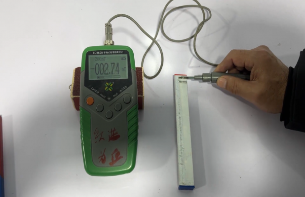 条形磁铁磁场方向与强弱测试